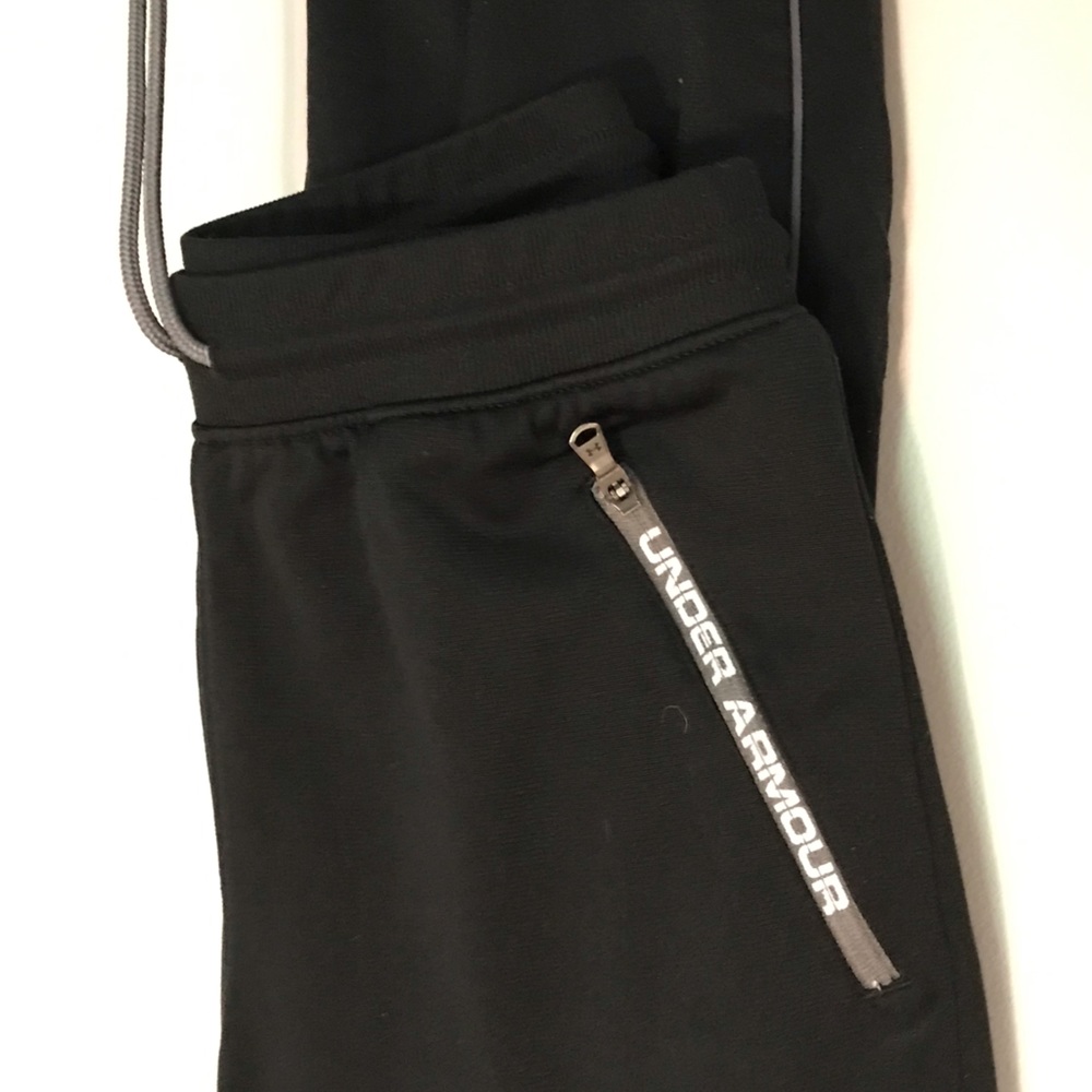 UNDER ARMOUR *joggers w/zip pockets*